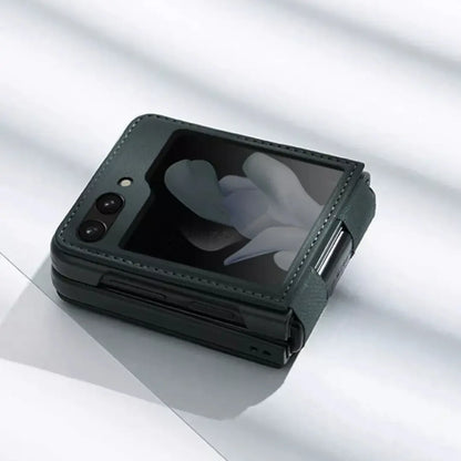 Funda de Cuero Vegano Nillkin Qin con Parante para Galaxy Z Flip 5 - Verde Olivo